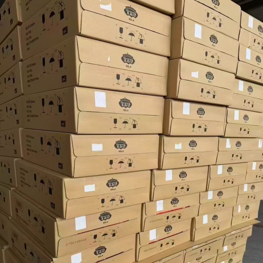 Cartoni reali Pokémon TCG pronti per la gestione logistica